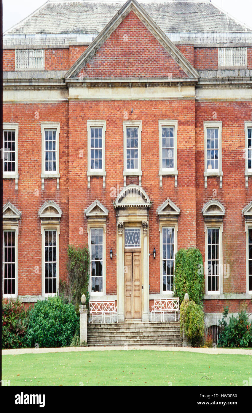 Front door traditional mansion hi-res stock photography and images - Alamy