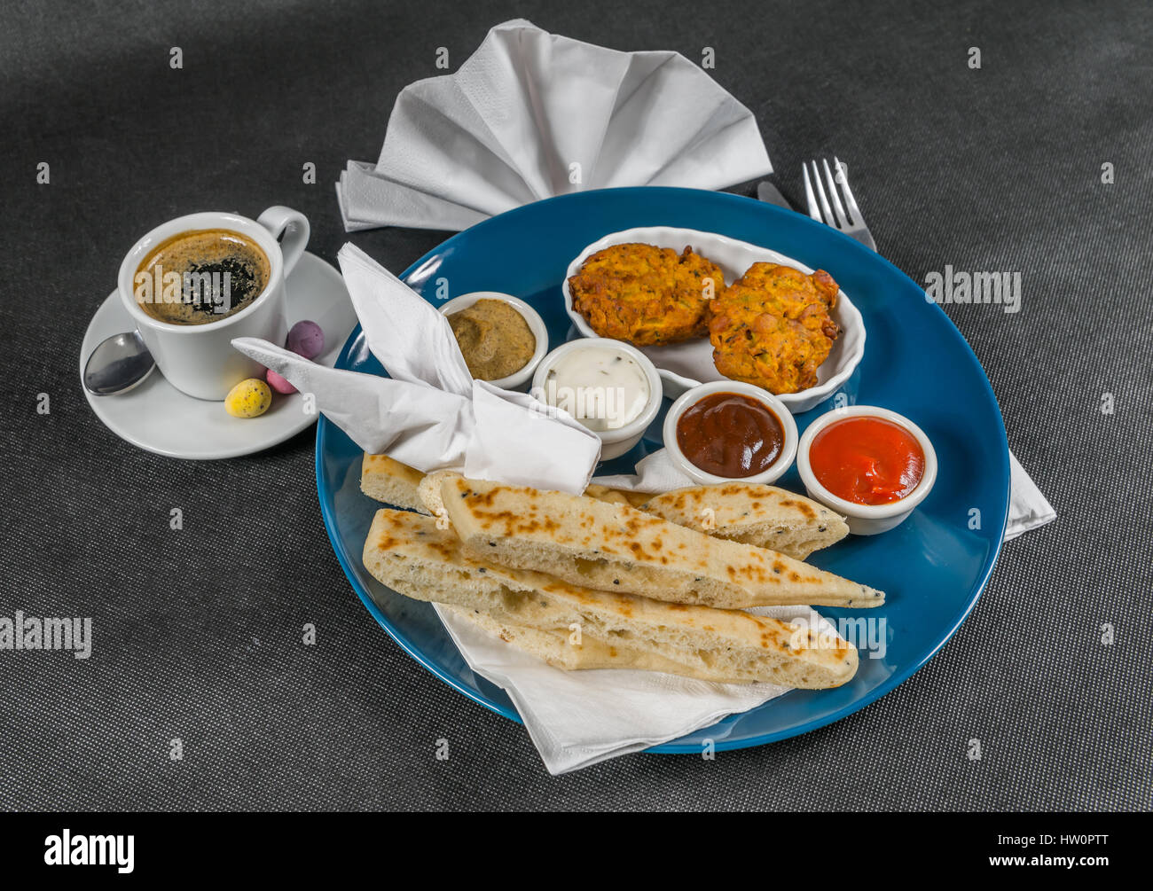 Oriental Indian set, naan bread and onion bhaji, four sauces, blue plate,  black coffee, tasty set Stock Photo - Alamy