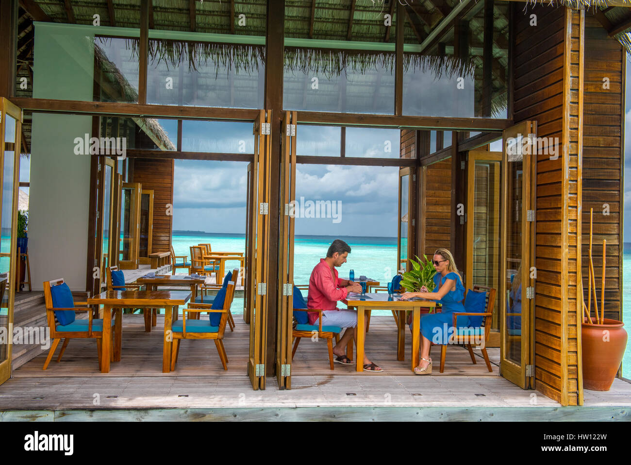 Maldives, Rangali Island. Conrad Hilton Resort. Couple at the Mandhoo organic restaurant over the ocean (MR). Stock Photo