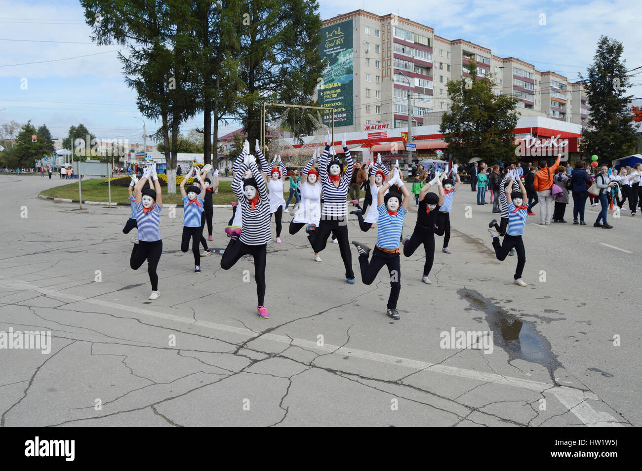 KOVROV, RUSSIA - SEPTEMBER 5, 2015: Birthday of the town Kovrov. Children dancing in the streets of the city Stock Photo