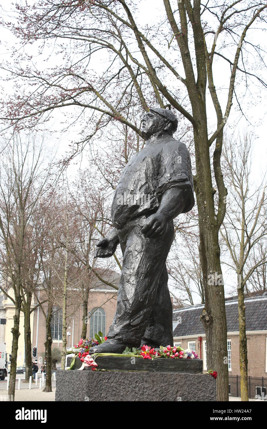 De Dokwerker Statue at Jonas Daniël Meijerplein in Amsterdam, commemorating the General strike of 25th & 26th of February 1941 during Nazi occupation Stock Photo