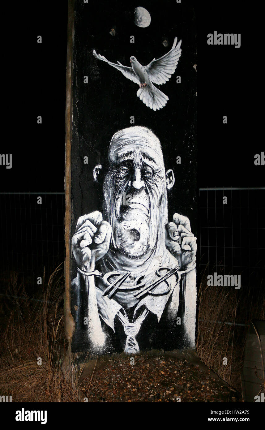 Graffity auf einem Stueck der Berliner Mauer, Berlin. Stock Photo
