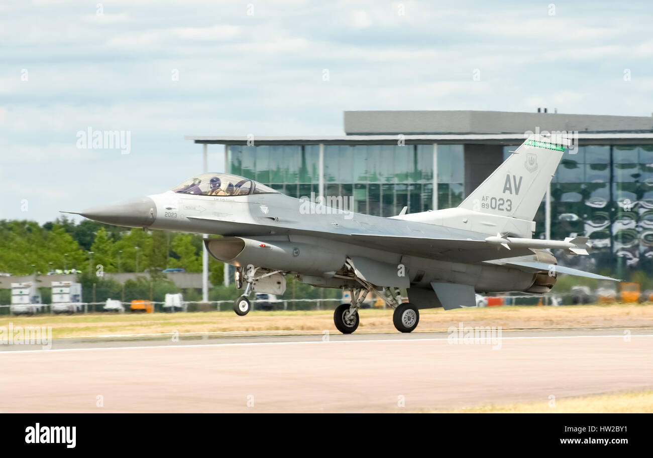 USAF F-16 landing at the Farnborough Airshow, UK Stock Photo