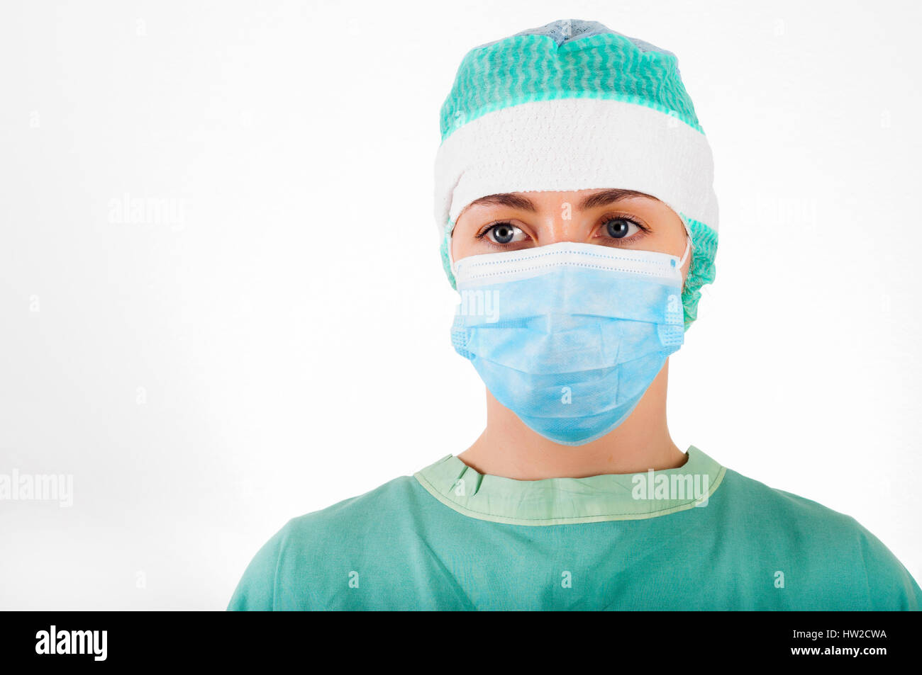 Portrait of woman surgeon wearing surgical mask and cap Stock Photo - Alamy