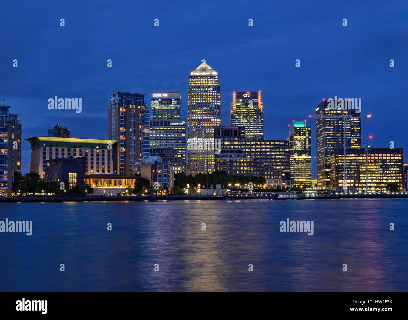 London city skyline dusk canary wharf hi-res stock photography and ...