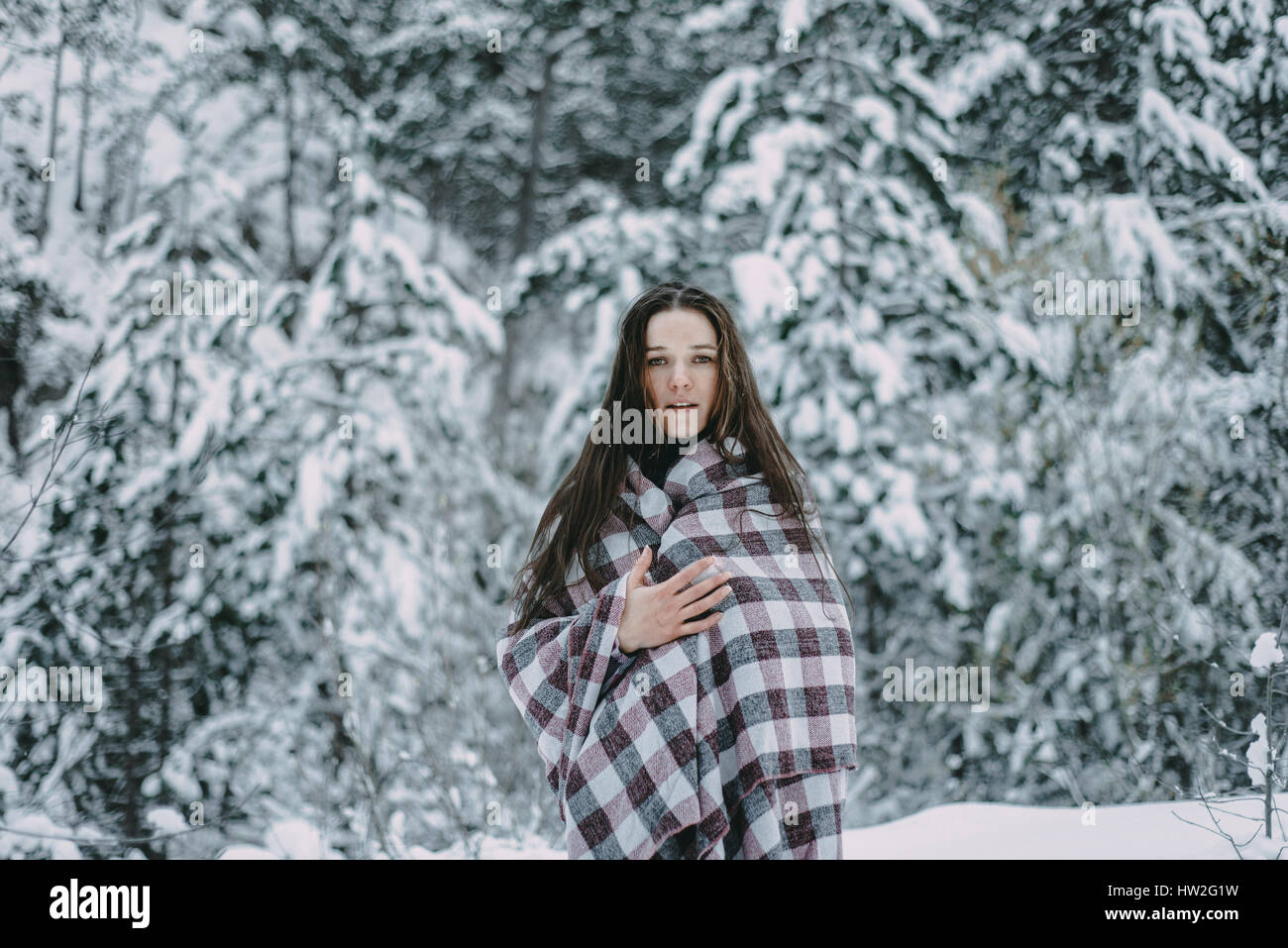 Woman in winter snowy hi-res stock photography and images - Alamy
