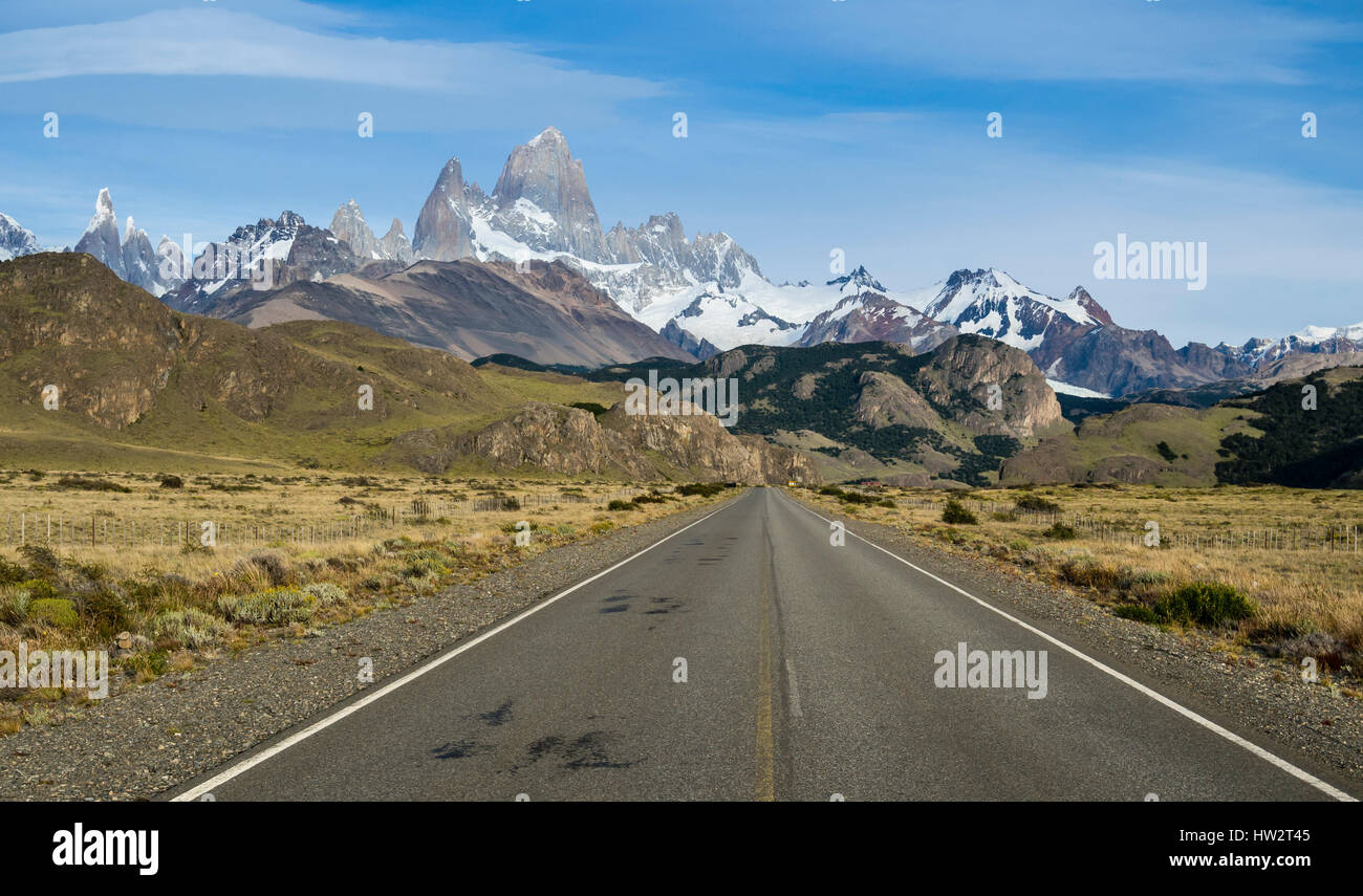 Road to village El Chalten, panorama view towards mountain Cerro Torre (left) and Fitz Roy, El Chalten, Los Glaciares National Park, Patagonia, Argent Stock Photo