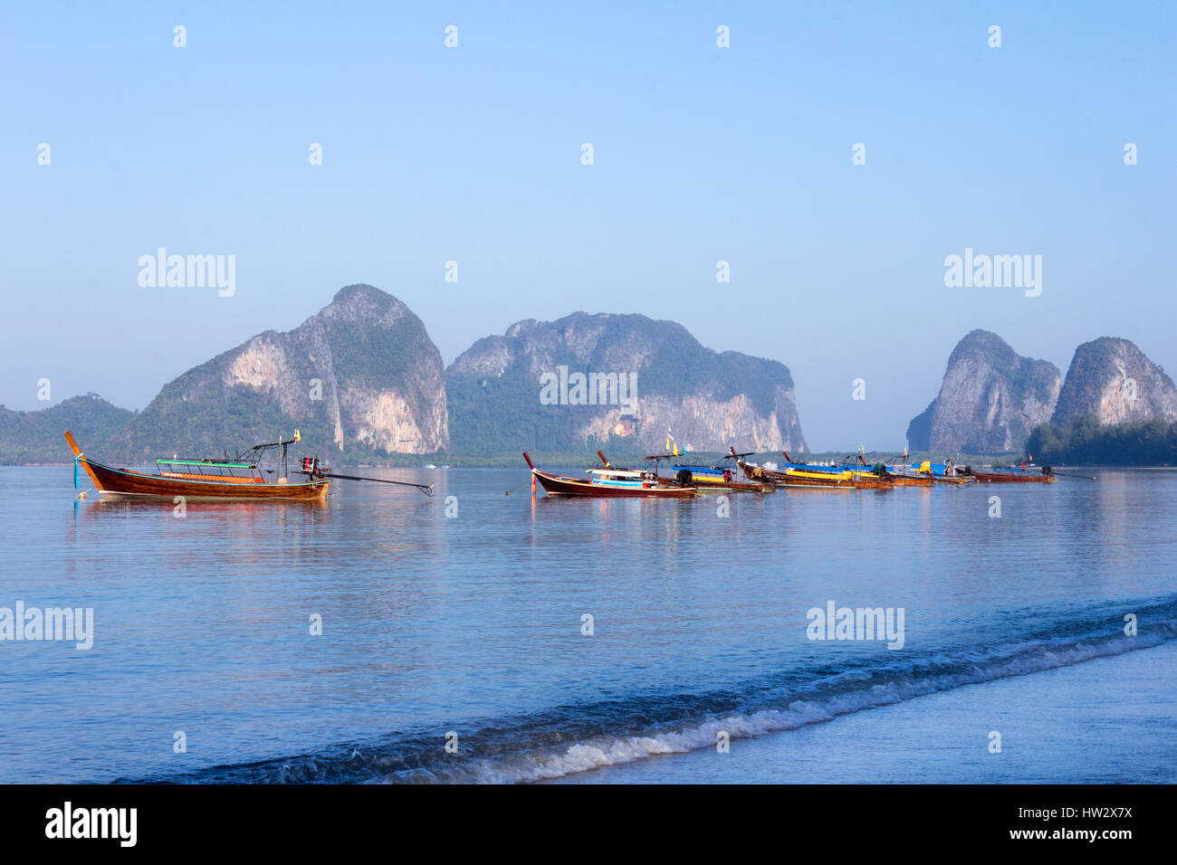 inaktive Ubarmhjertig Derbeville test Long tail boats at Pak Meng beach in Trang Province, Thailand Stock Photo -  Alamy