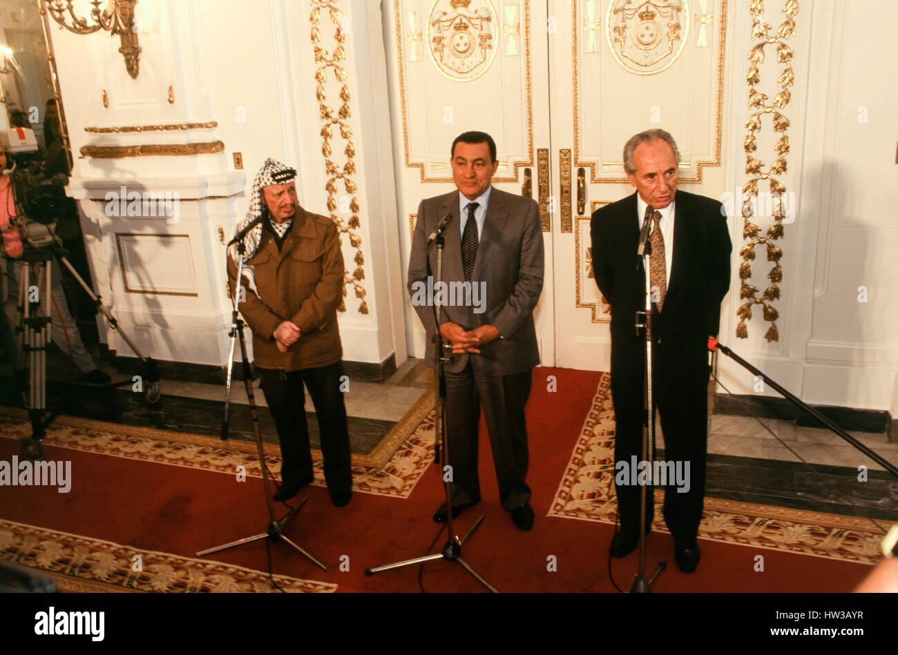 Cairo, Egypt - 1994 - Egyptian President Hosni Mubarak hosts peace talks between Palestinian Leader Yasser Arafat and Israeli Foreign Minister Shimon Peres. Stock Photo
