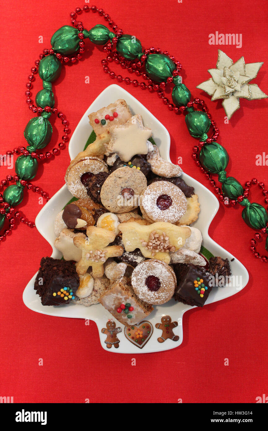 christmas cookies 0n a tree-shaped plate; Weihnachtsgebäck auf einem Weihnachtsteller Stock Photo