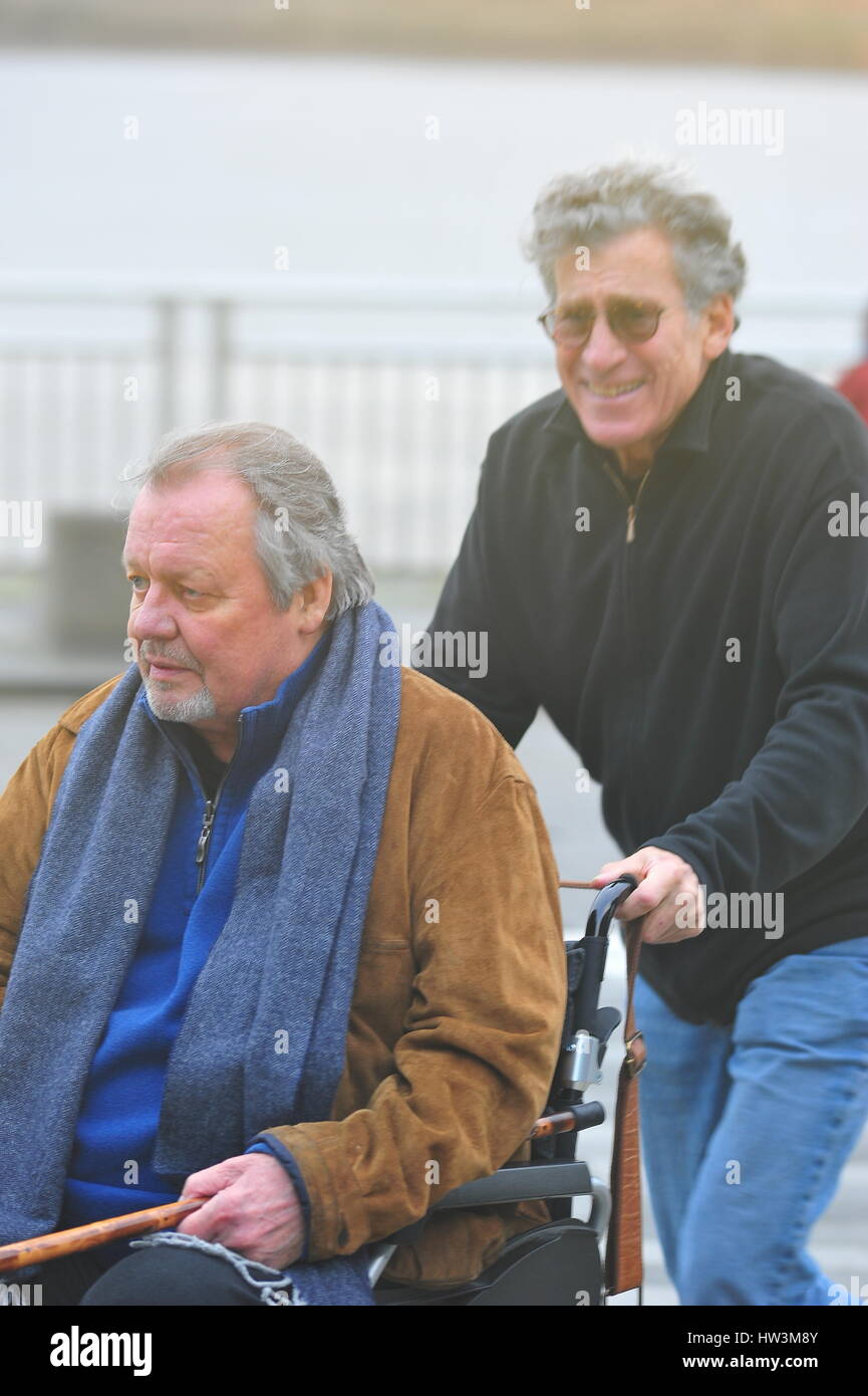 Paul Michael Glaser pushes his former Starsky and Hutch co-star David Soul  in a wheelchair at the Liverpool MCM Comicon Stock Photo - Alamy