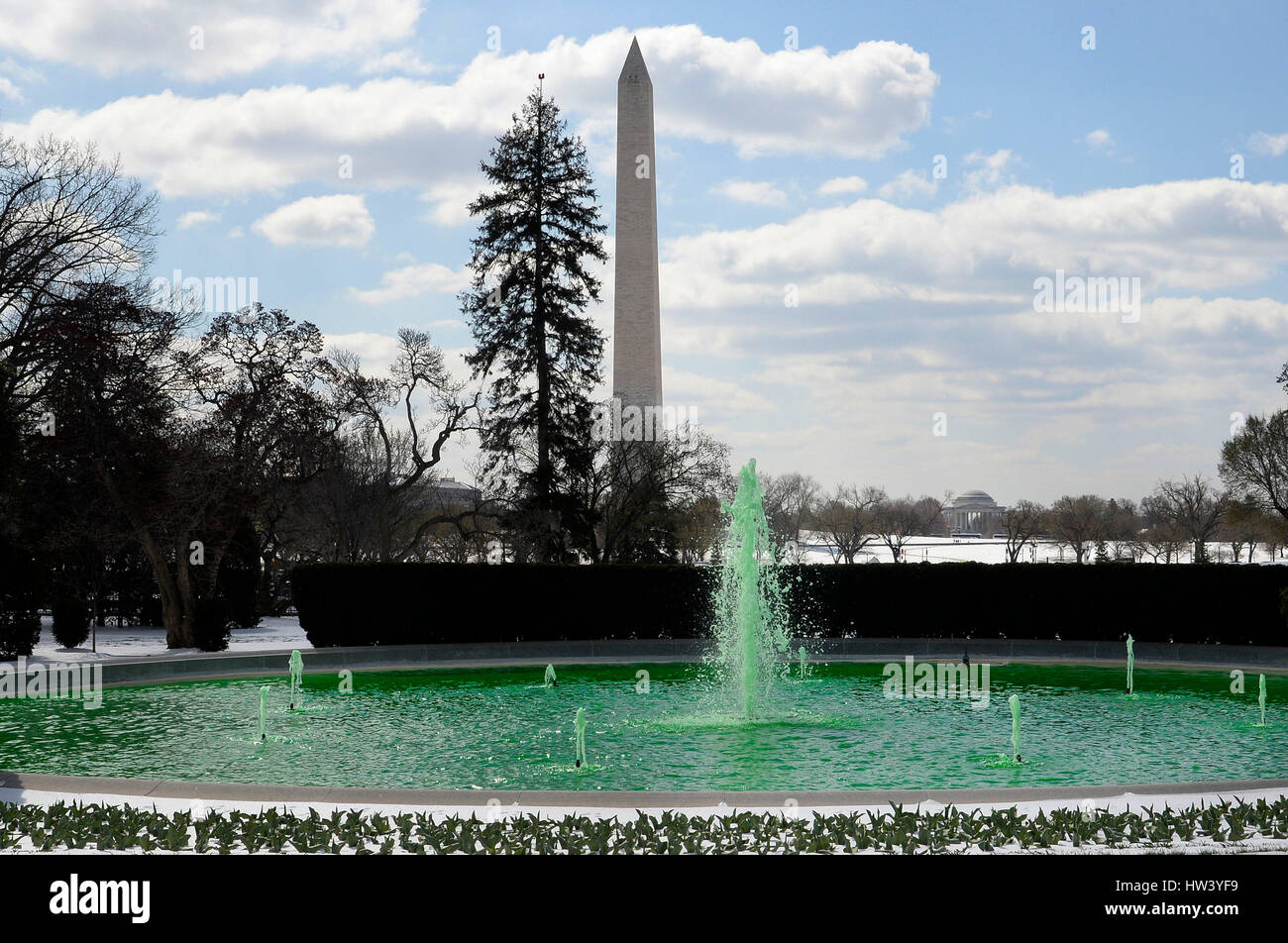 Washington, DC. 16th Mar, 2017. Fountain on the South side of the White House is dyed green for St. Patrick's Day in Washington, DC, on March 16, 2017 in Washington, DC. Credit: Olivier Douliery/Pool via CNP - NO WIRE SERVICE- Photo: Olivier Douliery/Consolidated News Photos/Olivier Douliery - Pool via CNP/dpa/Alamy Live News Stock Photo