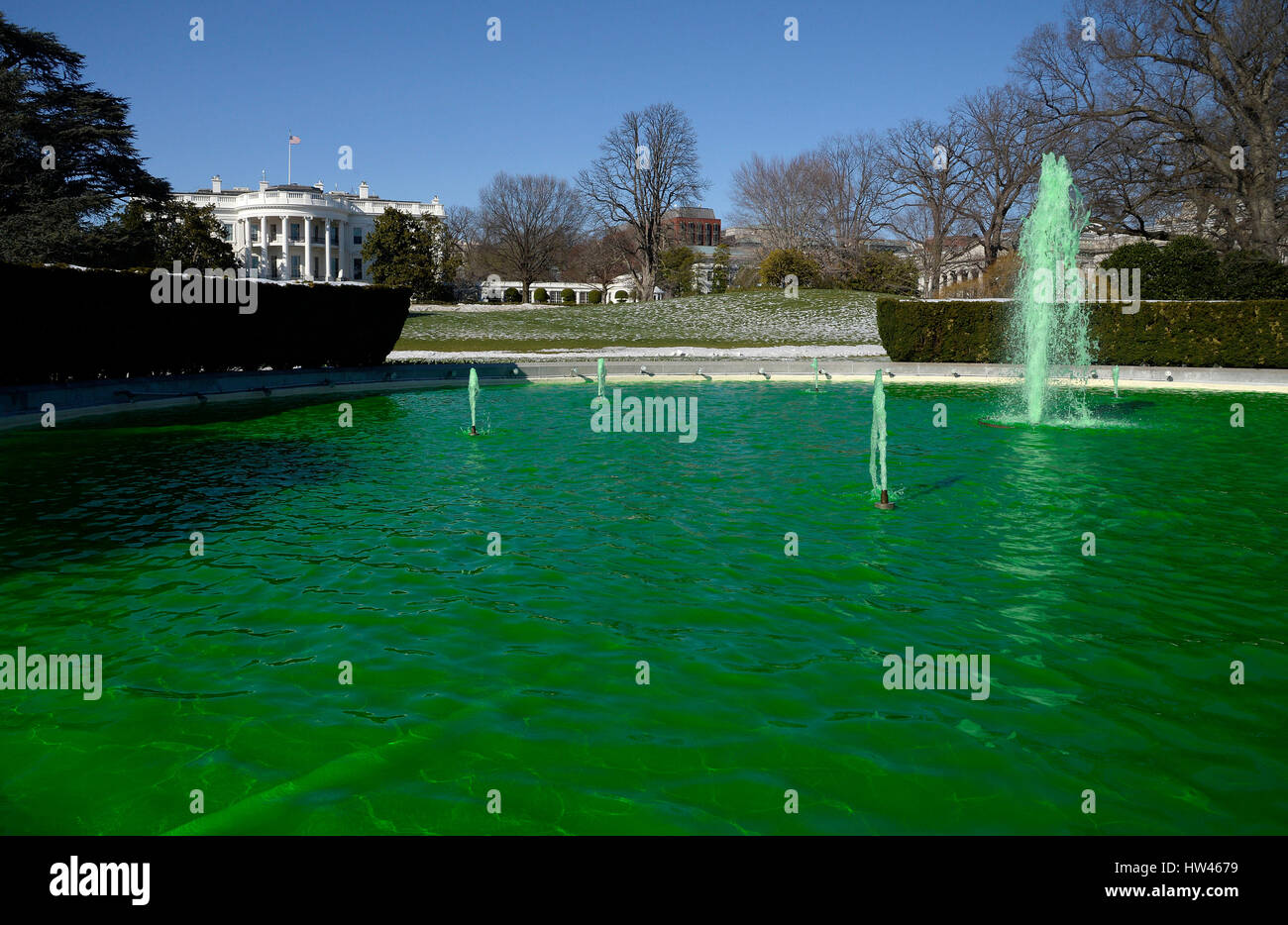Washington, DC. 16th Mar, 2017. Fountain on the South side of the White House is dyed green for St. Patrick's Day in Washington, DC, on March 16, 2017 in Washington, DC. Credit: Olivier Douliery/Pool via CNP - NO WIRE SERVICE - Photo: Olivier Douliery/Consolidated News Photos/Olivier Douliery - Pool via CNP/dpa/Alamy Live News Stock Photo