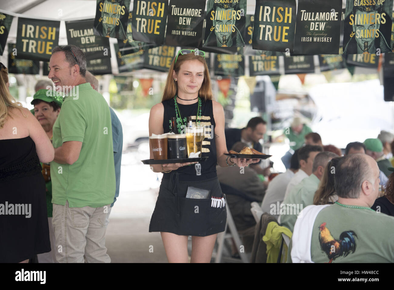 Fort Lauderdale, Florida, USA. 17th Mar, 2017. Waitress serves beer at