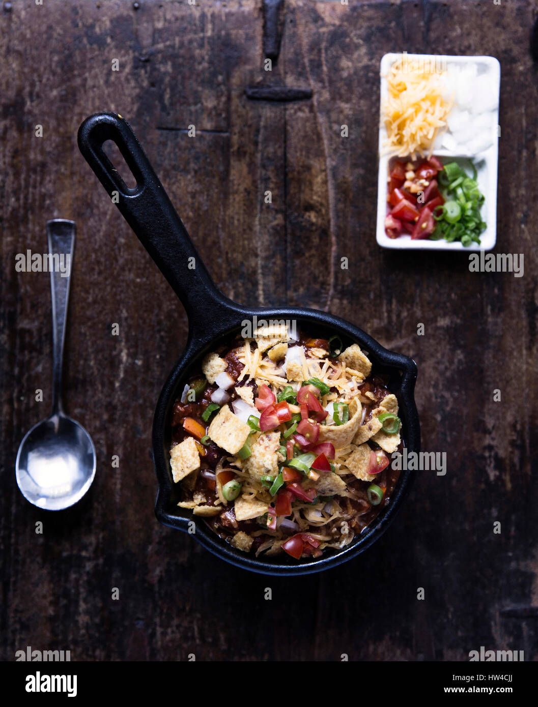 Chili and chips in cast iron bowl Stock Photo Alamy