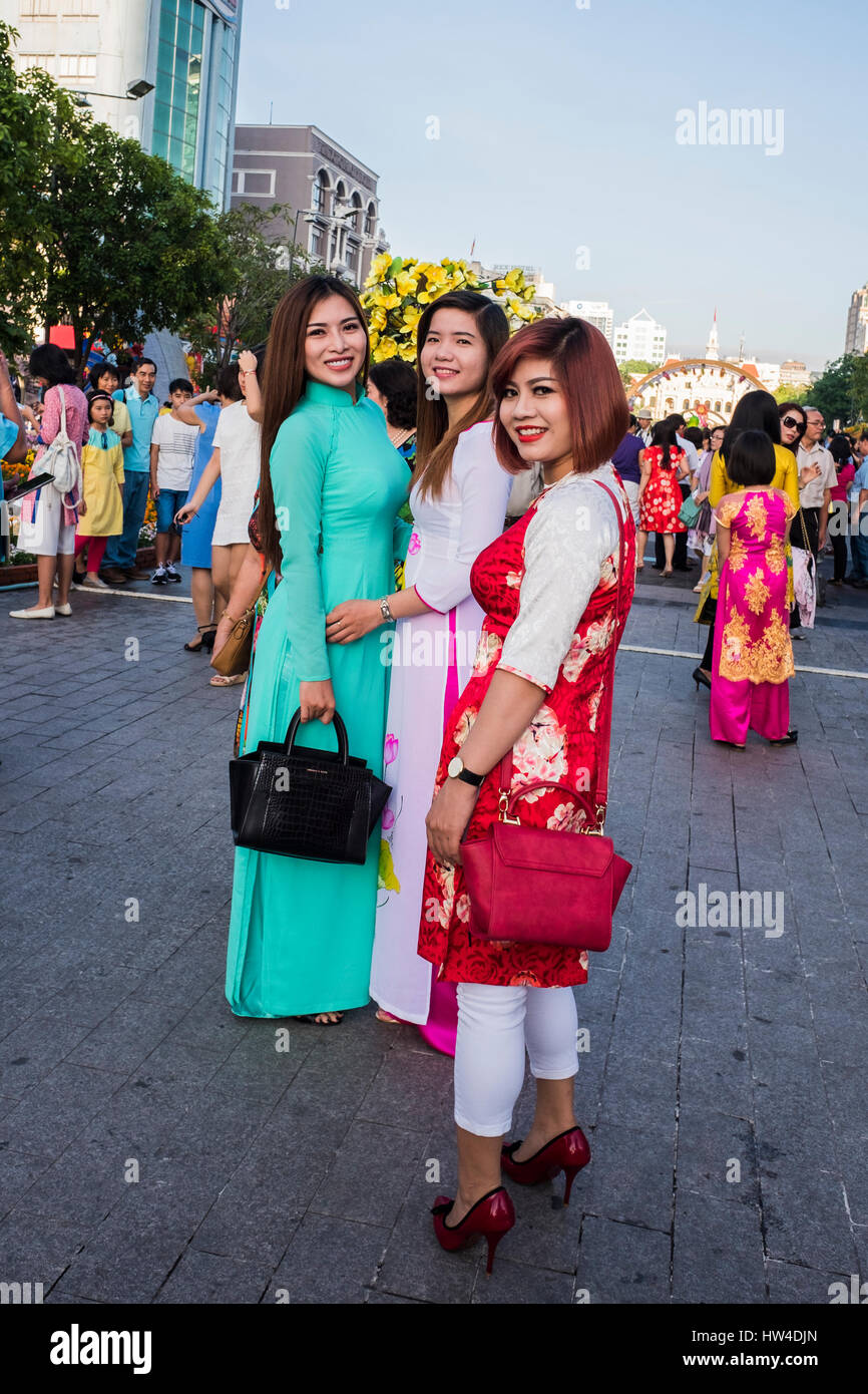 Vietnamese women hue hi-res stock photography and images - Alamy