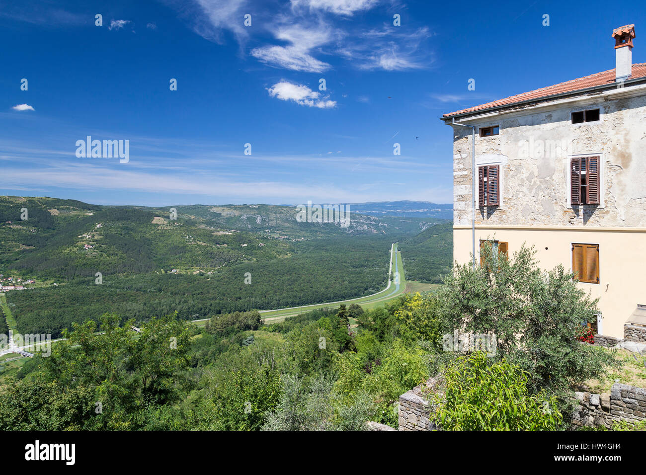 Hillside house hi-res stock photography and images - Alamy