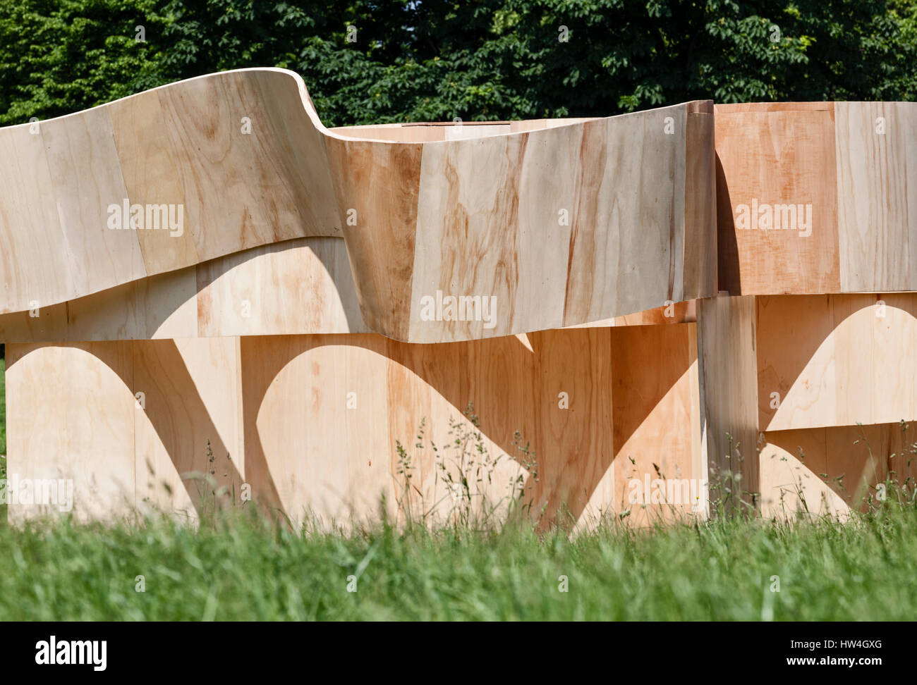 serpentine summer house 2016 kensington gardens london uk exterior view of curved plywood structure