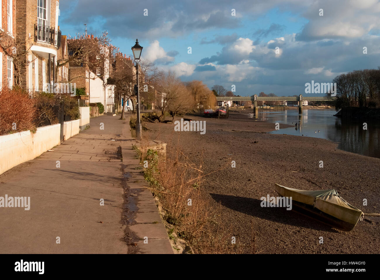 Boat stranded at low tide on the Thames at Strand-on-the Green, London, UK. Stock Photo