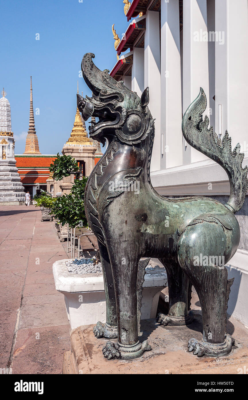 Bronze statue of reclining lion hi-res stock photography and images - Alamy