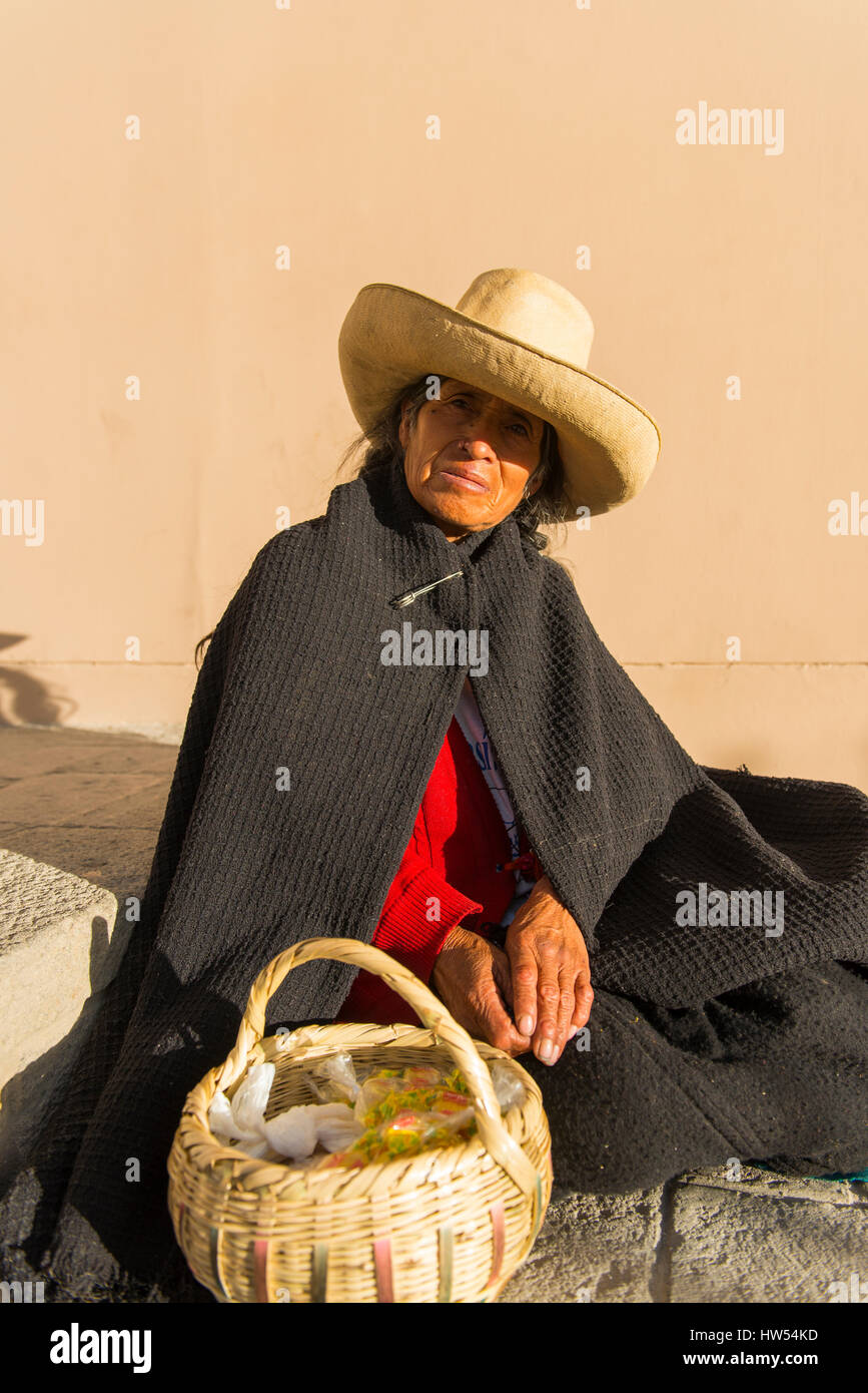 Alte Frau mit Strohhut, Verkäuferin von Bonbons in Cajamarca, Provinz Cajamarca, Peru, Südamerika, Amerika Stock Photo