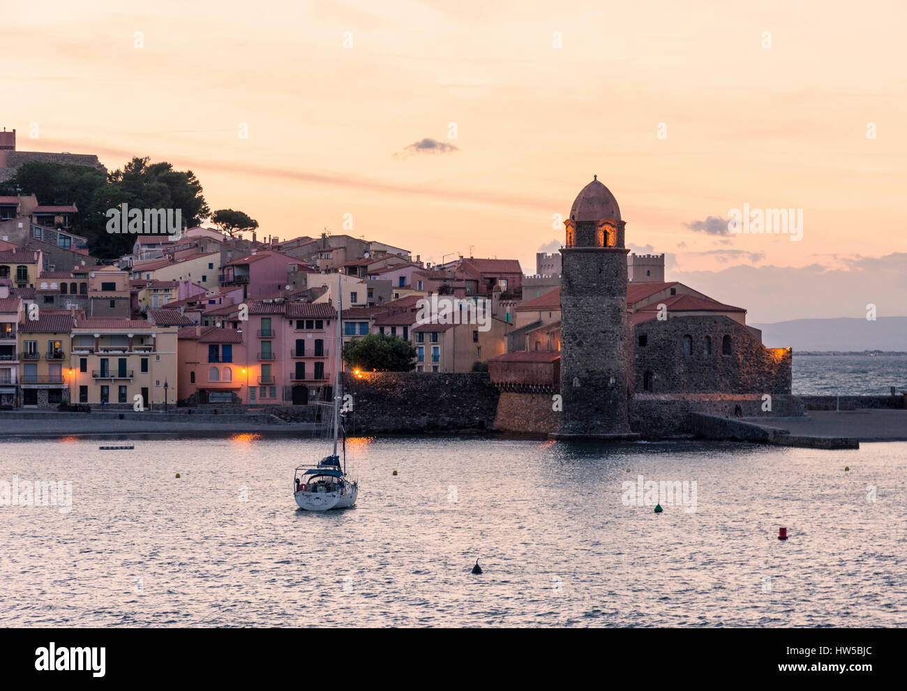 Collioure sunset over the bell tower and Church of Notre Dame des Anges, Collioure, Côte Vermeille, France Stock Photo