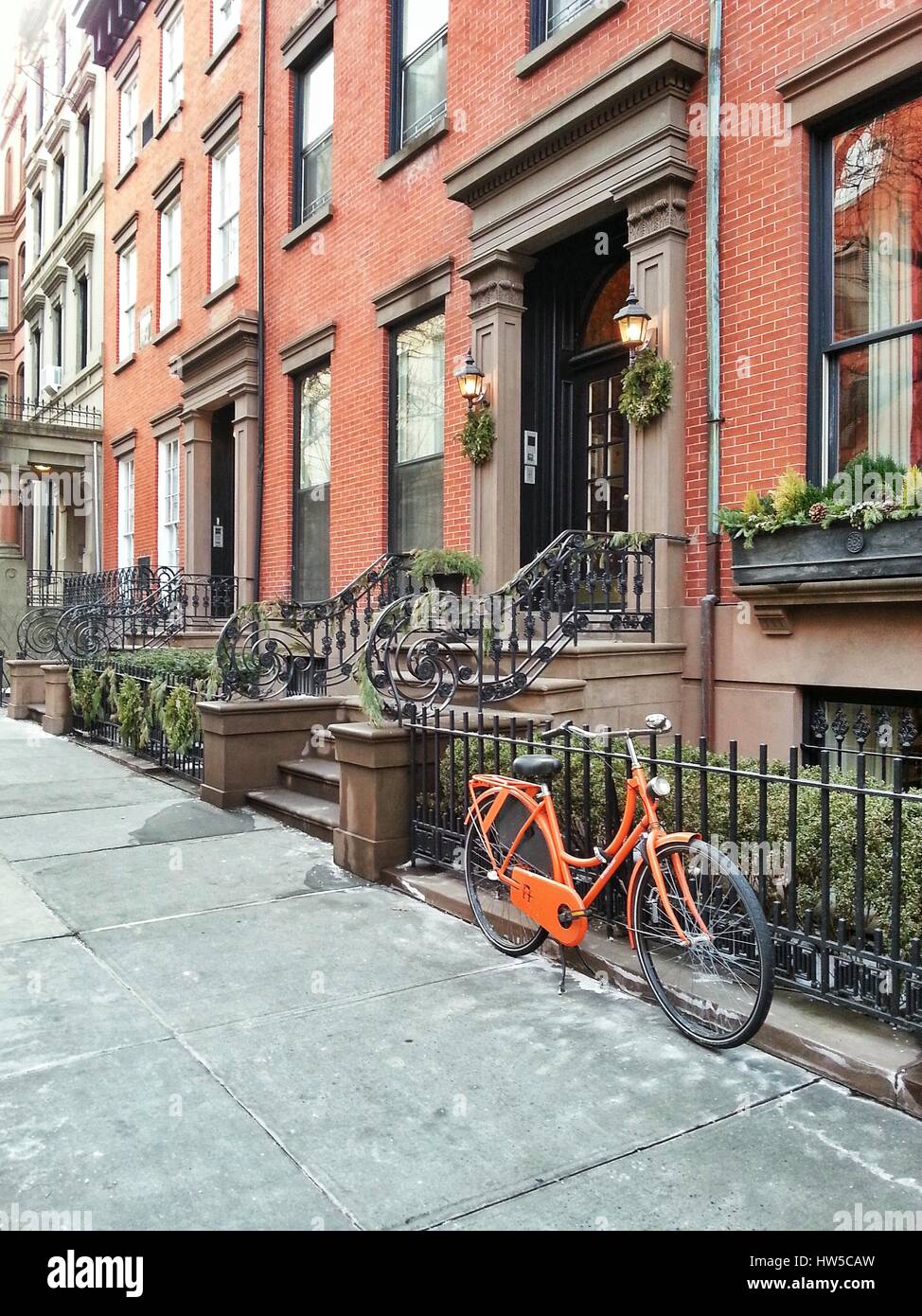 Bicycle parked outside Townhouses, Brooklyn Heights, New York, America, USA Stock Photo