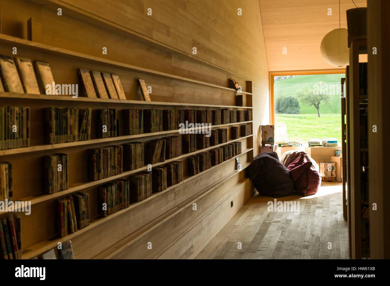 Austria, Vorarlberg, Bregenzerwald, Krumbach, general-purpose parish house from the architects Bernardo Bader, Bechter Zaffignani, Hermann Kaufmann, the library Stock Photo