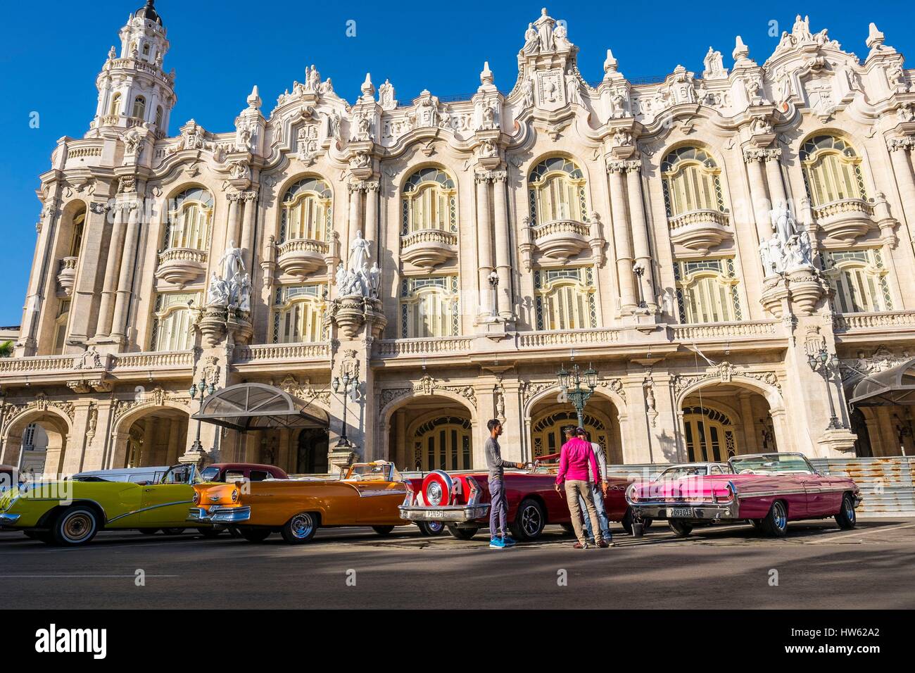 Cuba, Havana, La Habana Vieja district listed as World Heritage by UNESCO, old American cars in the square of Parque Central Stock Photo