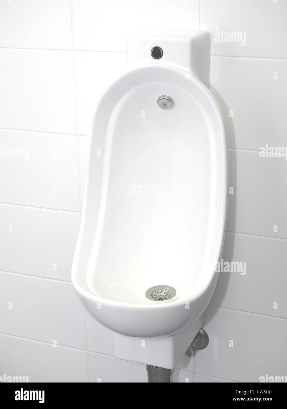 https://c8.alamy.com/comp/HW6HJ1/urinal-bowl-with-automatic-hands-free-flush-in-a-pristine-lavatory-HW6HJ1.jpg