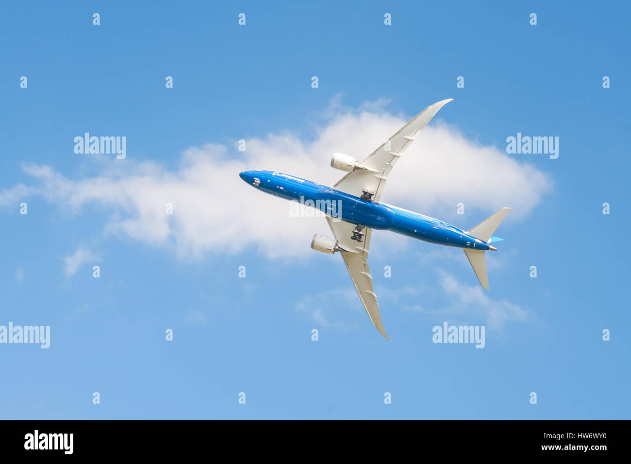 A display of aerobatic agility by a Boeing 787 Dreamliner during an exhibition flight at Farnborough, UK Stock Photo