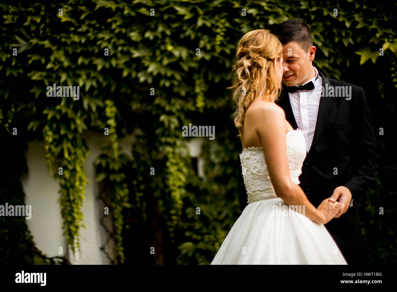 Wedding couple outdoor Stock Photo - Alamy