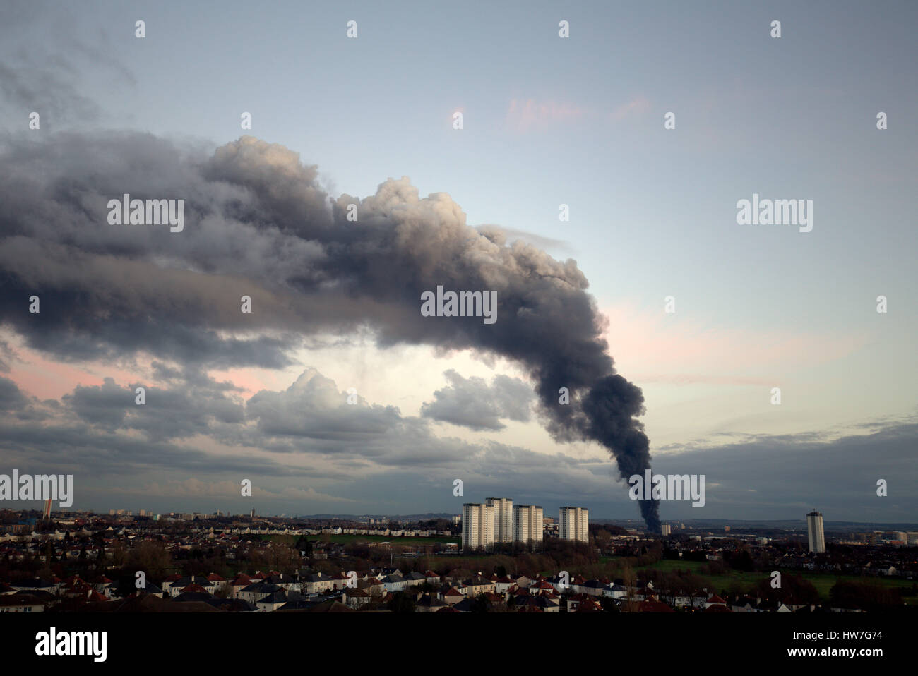 govan tyre fire health hazard smoke over city Stock Photo