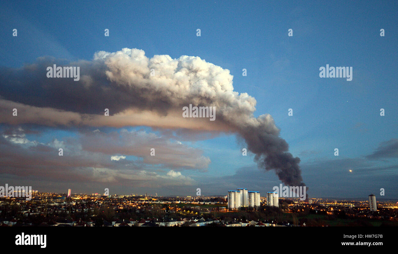 govan tyre fire health hazard smoke rising thermals  over city Stock Photo