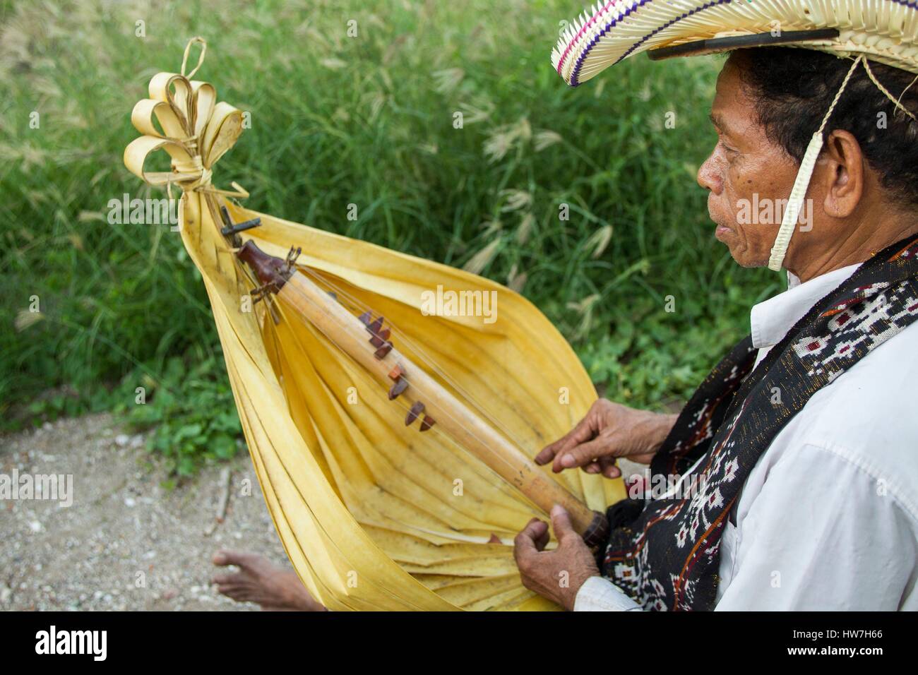 Indonesia, East Nusa Tenggara, West Timor, South Central Timor Regency, Kupang, sasando player, traditional string instrument from Rote island Stock Photo
