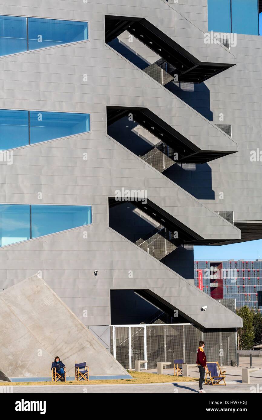 Spain, Catalonia, Barcelona, Placa de les Glories Catalanes, Museu del Disseny, the Design Museum (2014) with the architectural firm MBM Arquitectes, parvis Stock Photo