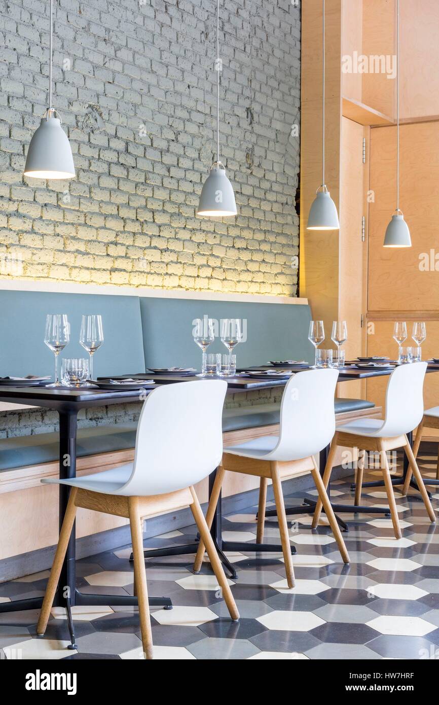 Spain, Catalonia, Barcelona, El Born, Saboc restaurant designed by the architects Juan Carlos Fernandez, Reyes and Adam Bresnick Castellano and specialized in low temperature cooking Stock Photo