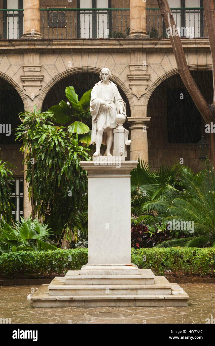 Cuba, Havana, Havana Vieja, Plaza de Armas, Museo de la Ciudad museum, courtyard statue of Christopher Columbus Stock Photo