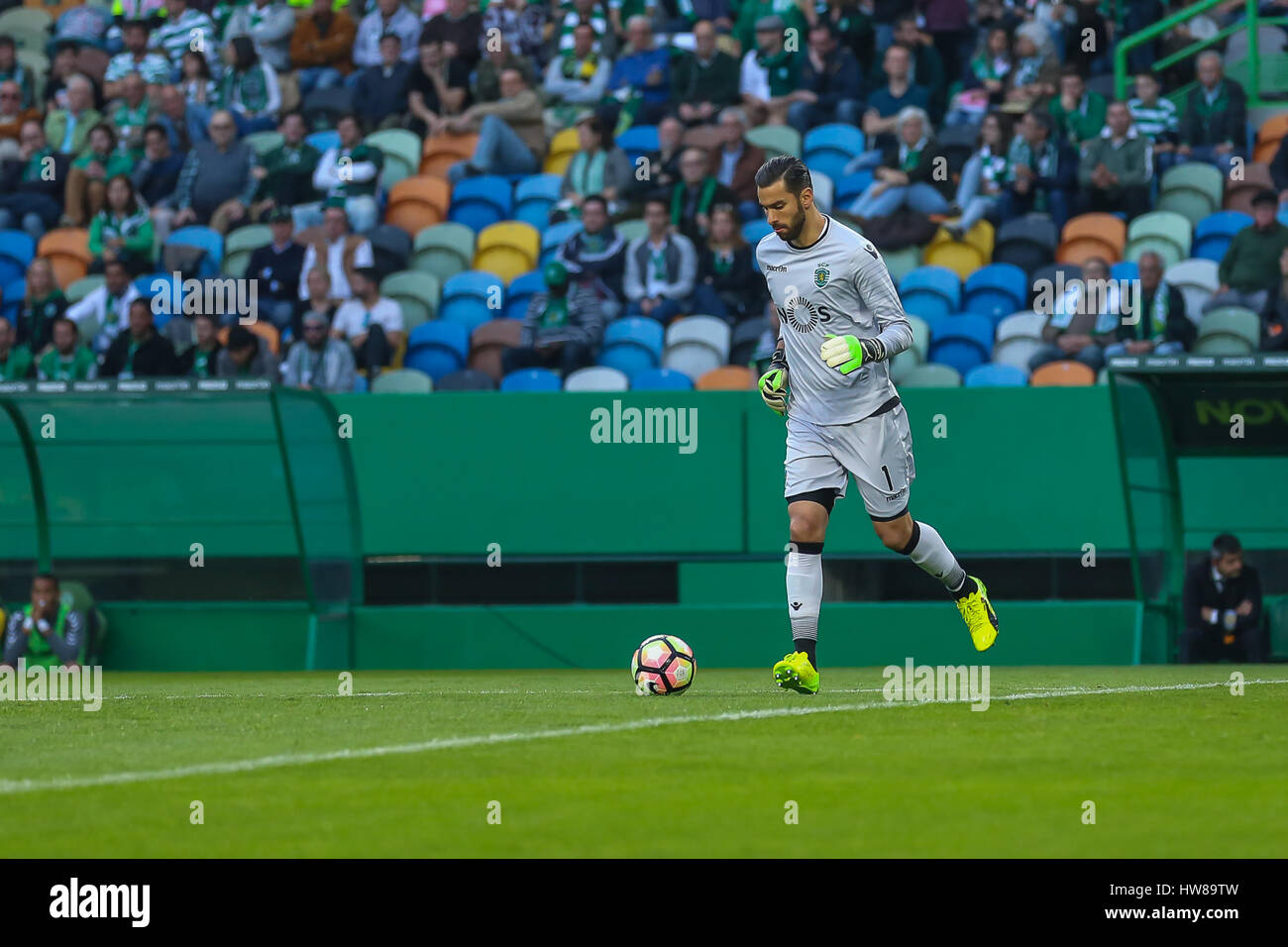 Lisbon, Portugal. 18th March, 2017.  SportingÕs goalkeeper from Portugal Rui Patricio (1) in action during the game Sporting CP v CD Nacional © Alexandre de Sousa/Alamy Live News Stock Photo