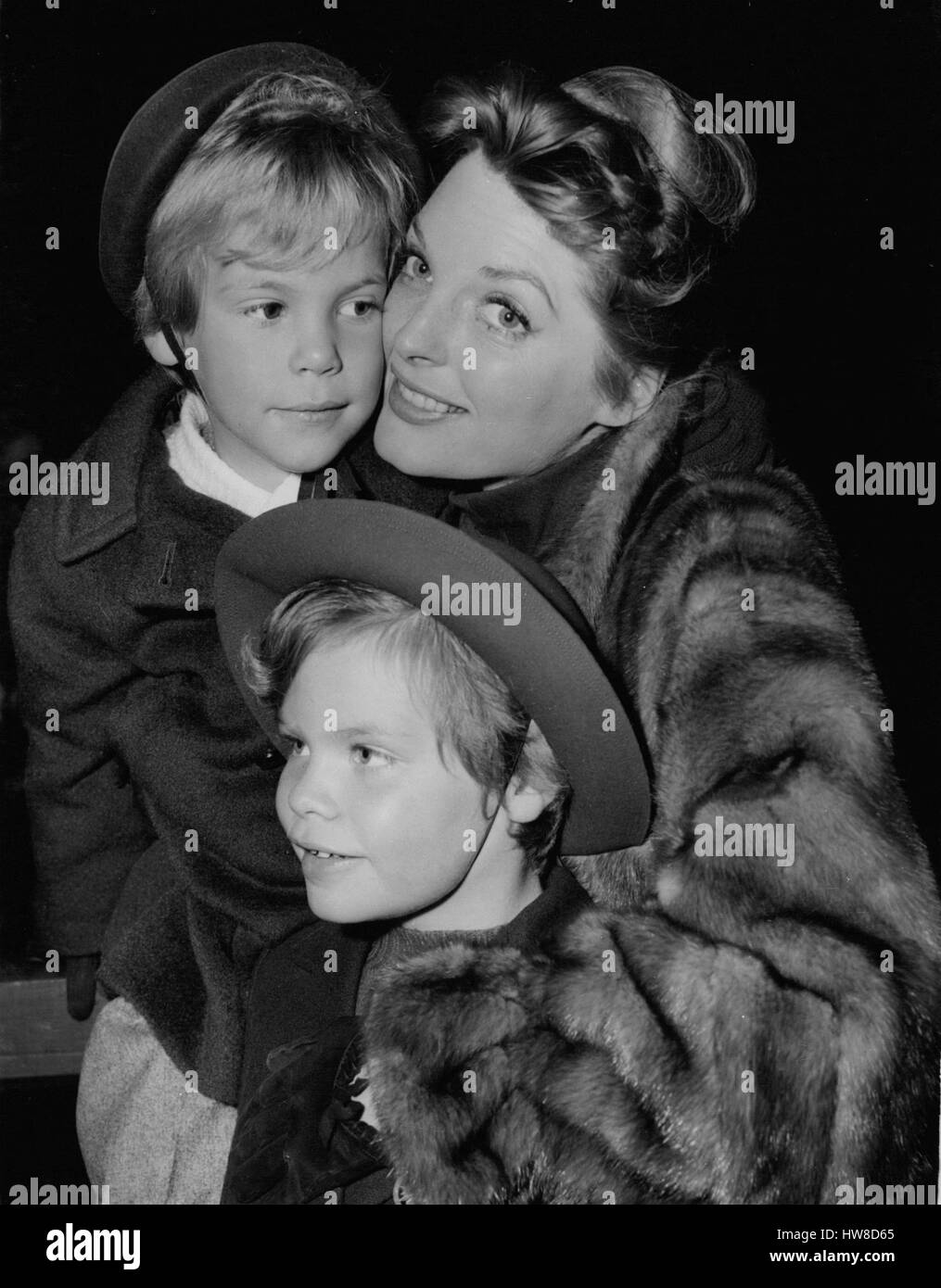 Nov. 11, 1957 - American Singing Star Arrives In London julie london At paddington: Julie London popular American singing star and her two children Lisa (5) and Stacy(8) arrived in London this morning- from the United States. She is to make her first British film here ''The Question of Adultery''. Photo shows. Julie London and children lisa (left) and Stacy on arrival at Paddington today. (Credit Image: © Keystone Press Agency/Keystone USA via ZUMAPRESS.com) Stock Photo