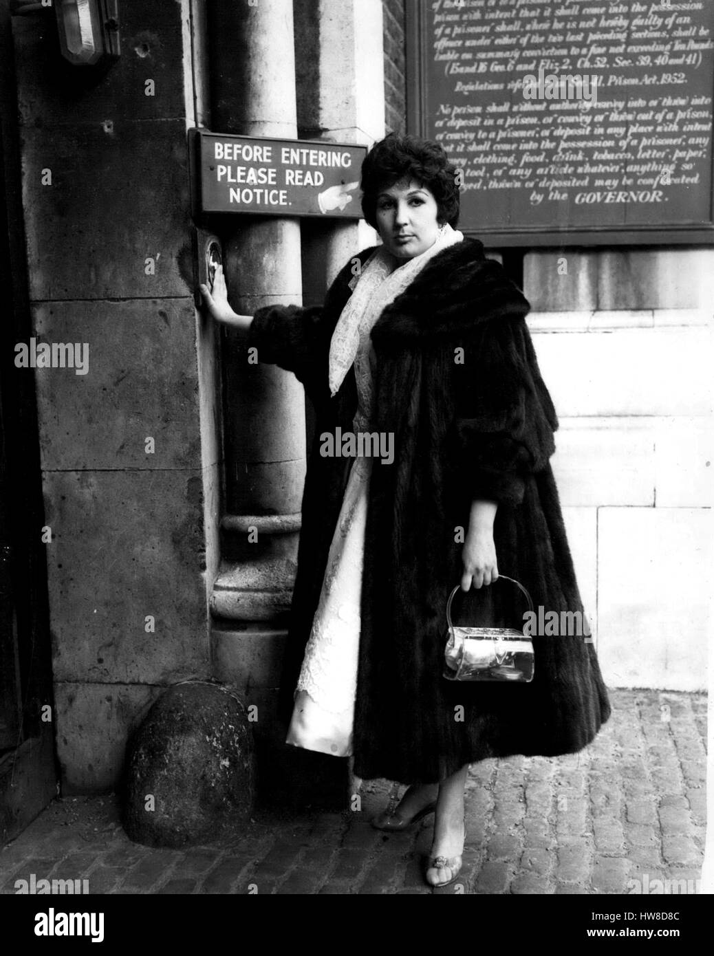 Apr 28 1958 Alma Cogan Goes To Wormwood Scrubbs To Sing To Stock Photo Alamy