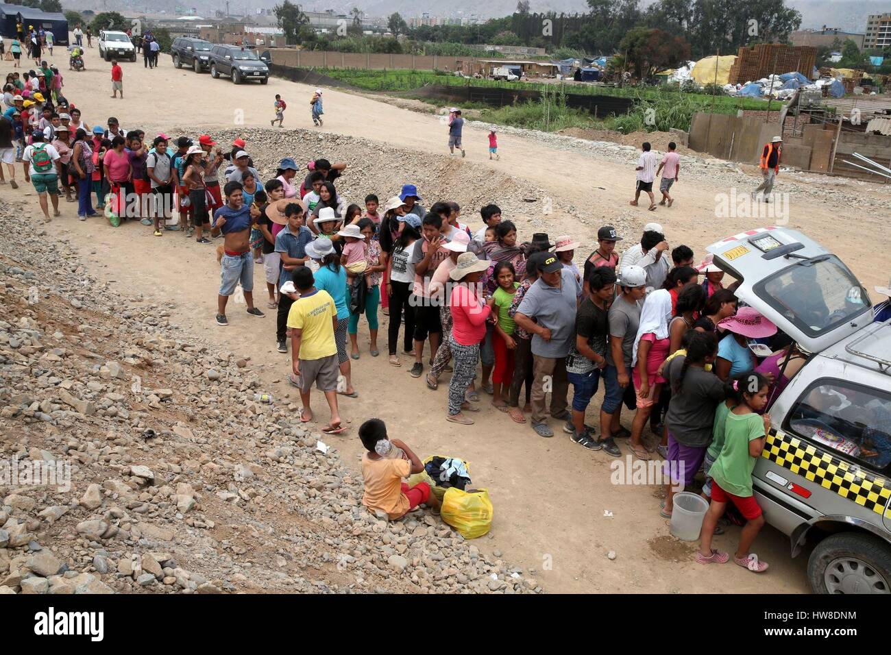 Lima, Peru. 18th Mar, 2017. People line up for relief goods in Lima, Peru, on March 18, 2017. Peru is facing a critical situation due to the coastal El Nino phenomenon which has been battering the country with endless rainfall for weeks, causing severe social and economic consequences. Credit: Vidal Tarqui/ANDINA/Xinhua/Alamy Live News Stock Photo