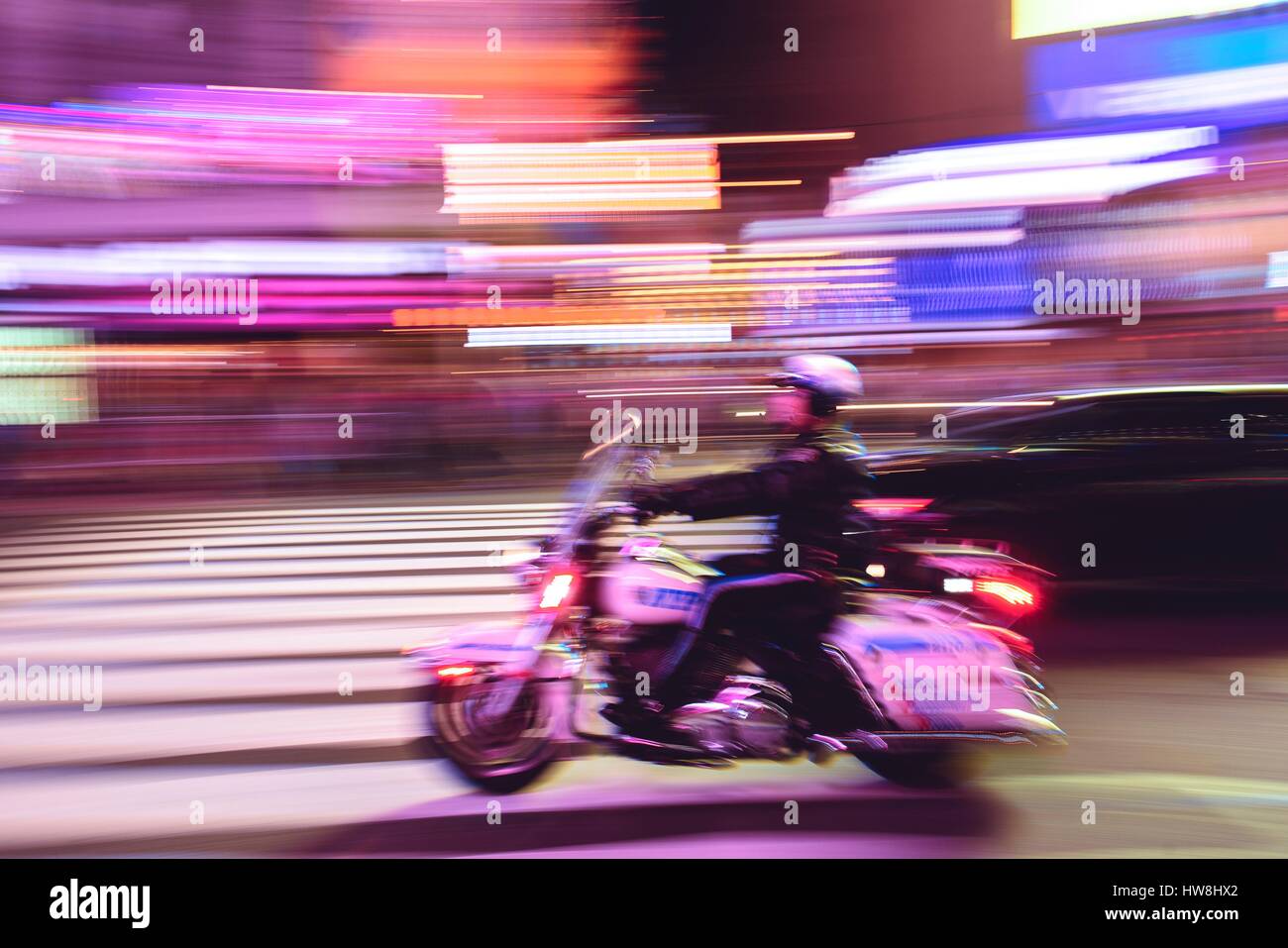 États-Unis, New York, Manhattan, Motard de la NYPD, la police de New York a Times Square/ USA, New York, Manhattan, Police officer of the NYPD, New York's metropolitain police on a motorbike in Times Square Stock Photo