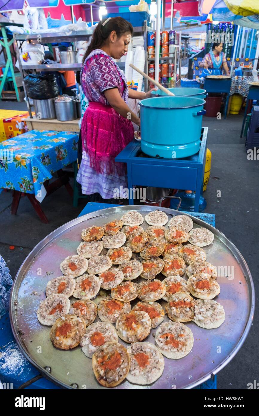 Guatemala, Quetzaltenango department, Quetzaltenango or Xela is the second largest city of Guatemala (alt : 2333m), food stands set up every evening on Parque Centro America Stock Photo