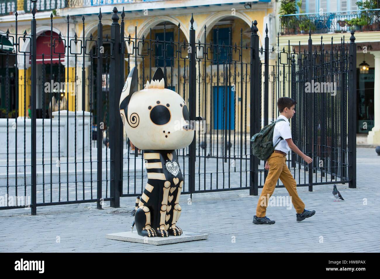 Cuba, Ciudad de la Habana province, Havana, Habana Vieja district listed as World Heritage by UNESCO, art exposition Travesias de Xico by Mexican artists Cristina Pineda and Ricardo Covalin. Xico is a charismatic dog known as Xoloitzincuitle and is the symbol of friendship and cultural exchanges in between people. Location Plaza Vieja (Old Square) Stock Photo