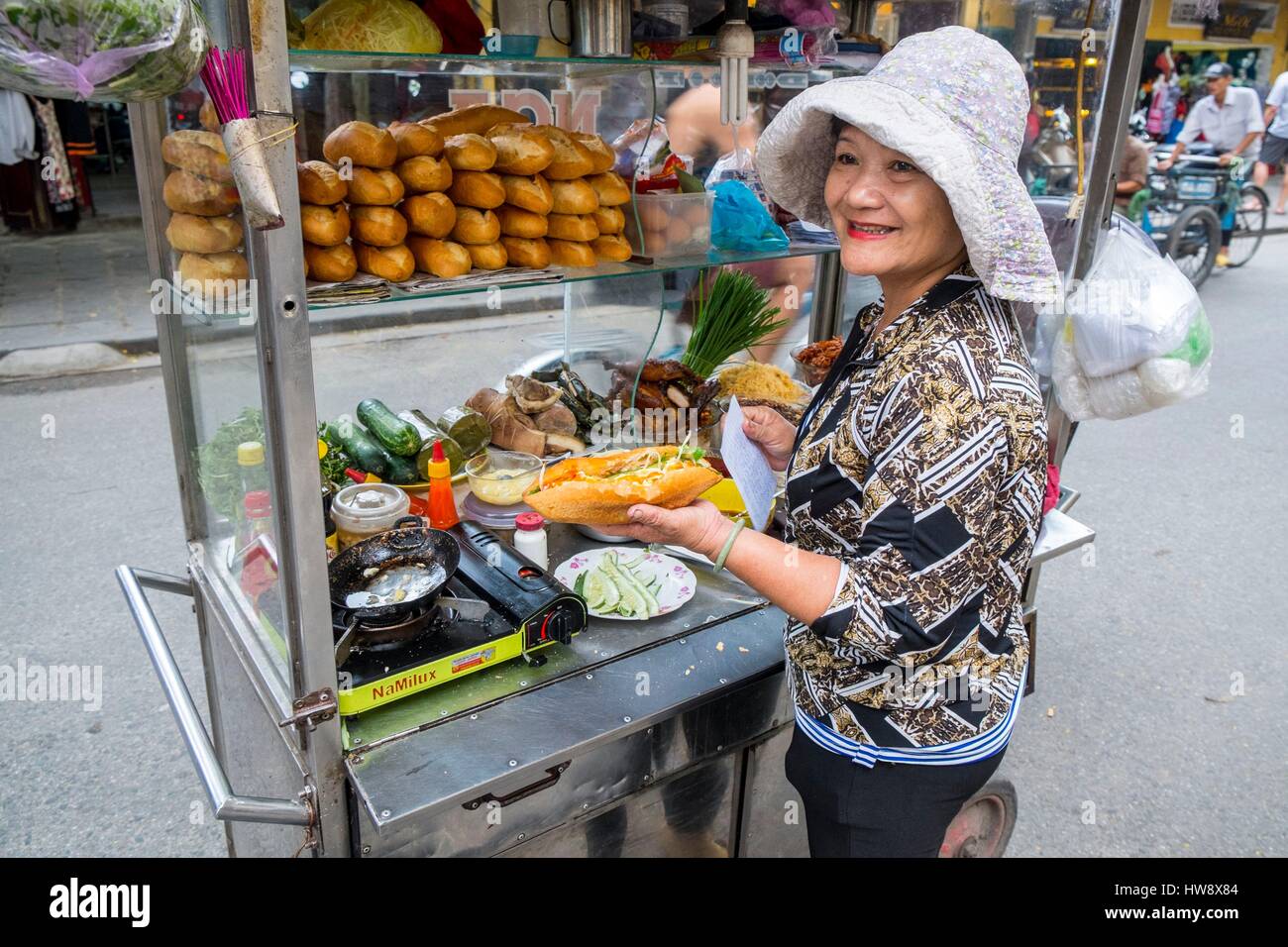 Xe bánh mì vỉa hè truyền thống