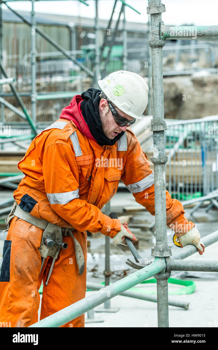 Scaffolders constructing scaffold Scaffolders at work Stock Photo Alamy