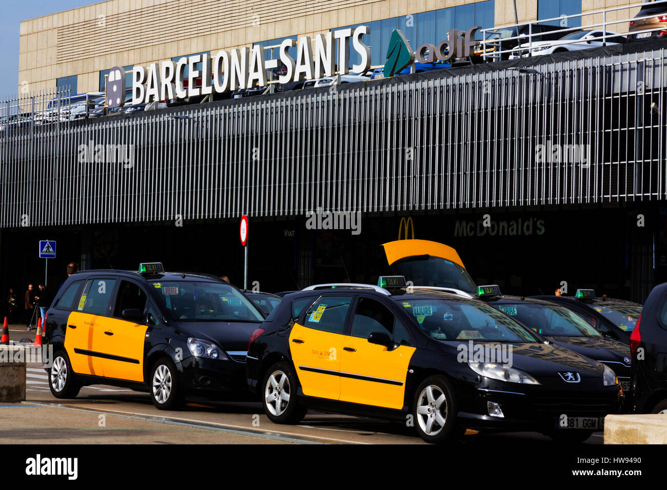 Taxi's waiting for fares outside Barcelona Sants railway station, Barcelona, Catalunya, Spain Stock Photo