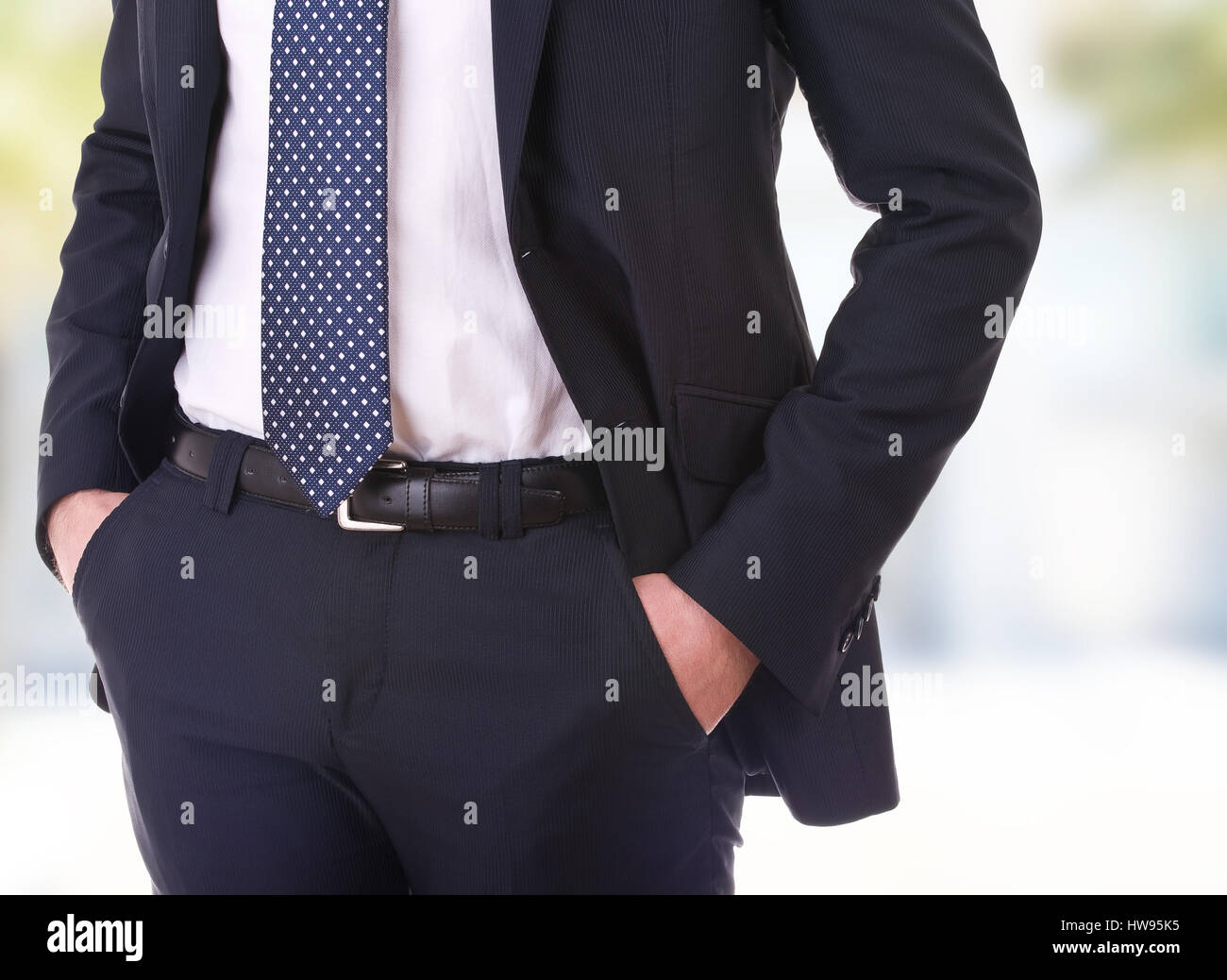 рука в кармане жест мужчина. рука в кармане брюк у мужчины. мужская рука в кармане. руки в карманах. аврень с рукой в кармане.