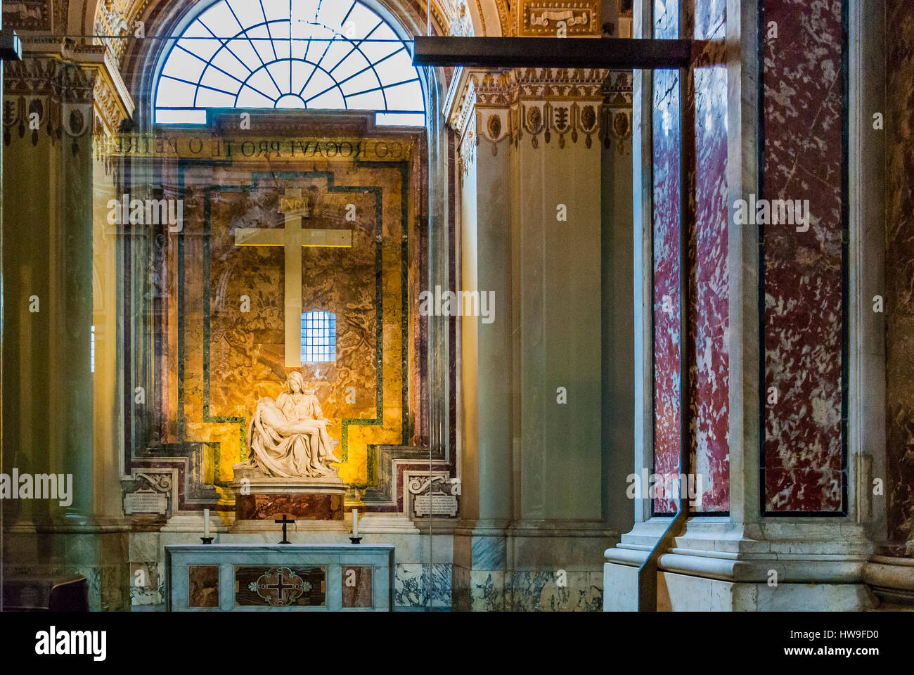 Michelangelo pieta st peter's basilica hi-res stock photography and ...